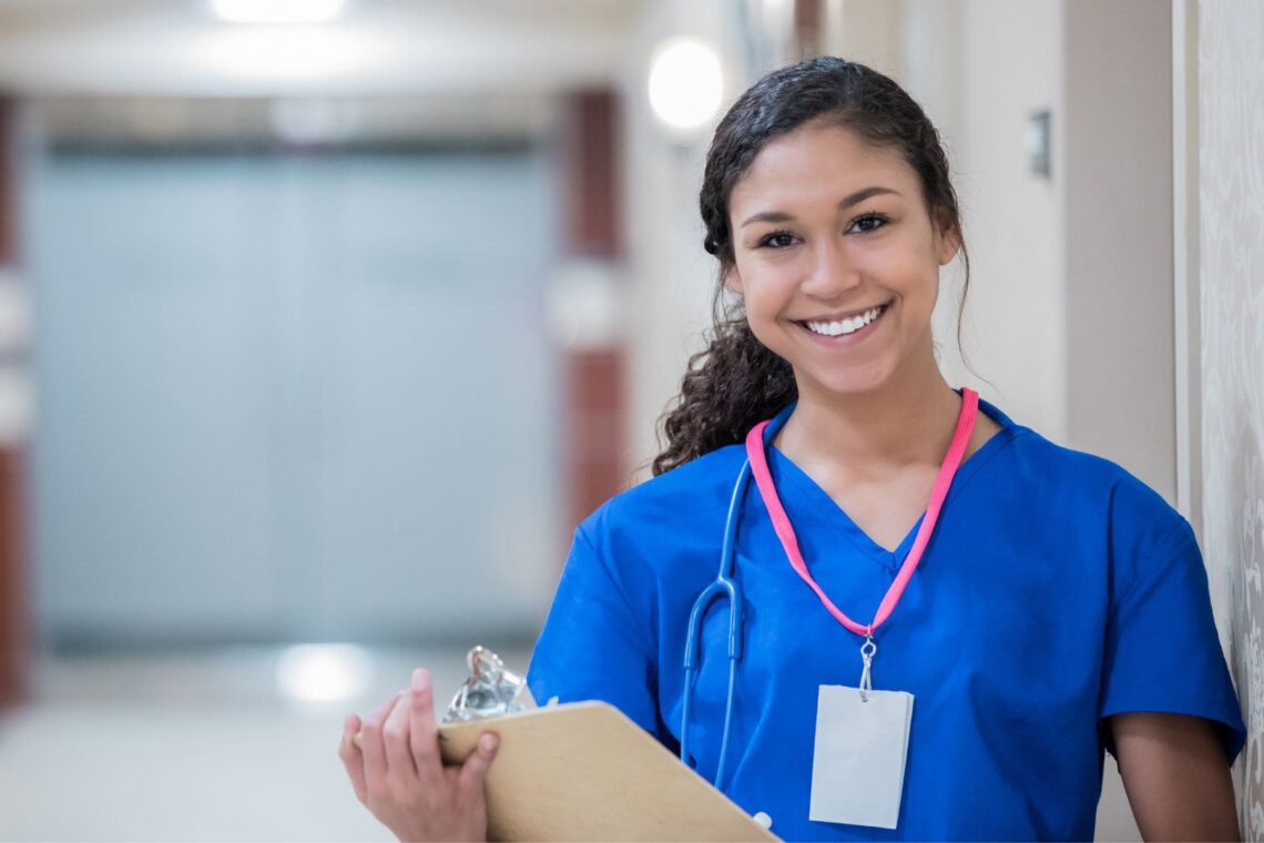 Enfermera, una de las profesiones que ofrece el SEPE en su portal de empleo 'Empléate'
