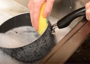 Cómo usar el bicarbonato para limpiar ollas y sartenes