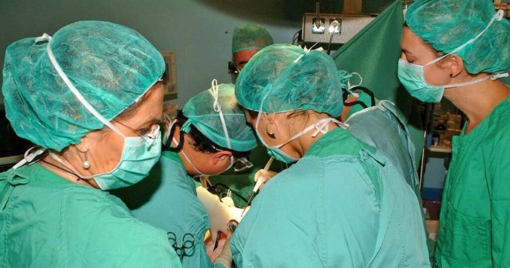 "La intervención a Andalucía pone en peligro la contratación de 1500 profesionales sanitarios"