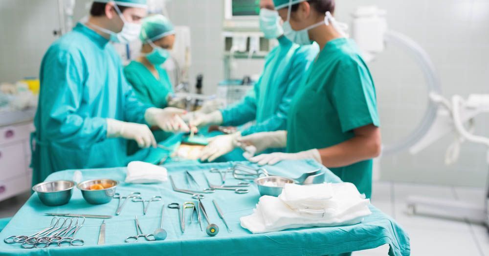 Médicos durante una intervención