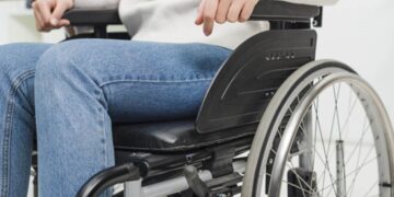Mujer en silla de ruedas