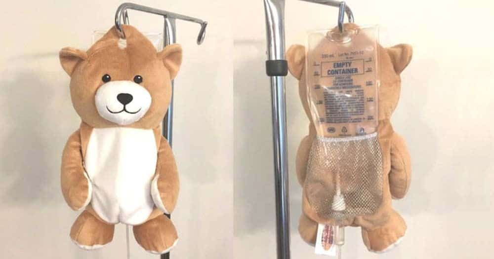 Una niña tranquiliza a otros niños enfermos poniendo osos de peluche en sus goteros