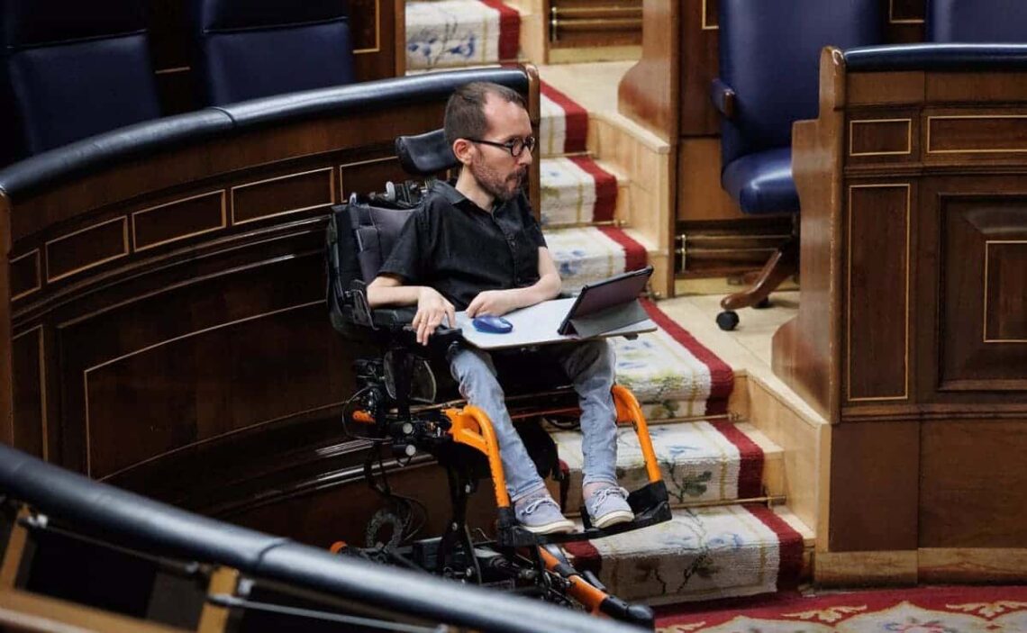 Pablo Echenique en el Congreso de los Diputados, que no es accesible para las personas con discapacidad