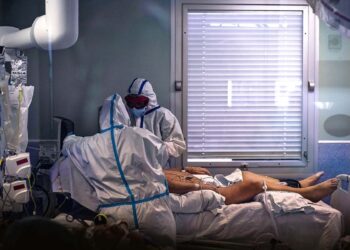Paciente de Covid-19 en una cama siendo atendido