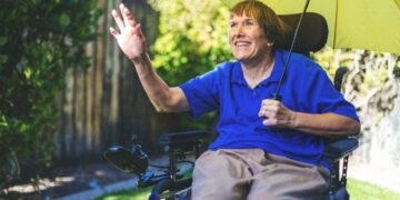 paciente con esclerosis multiple en silla de ruedas discapacidad