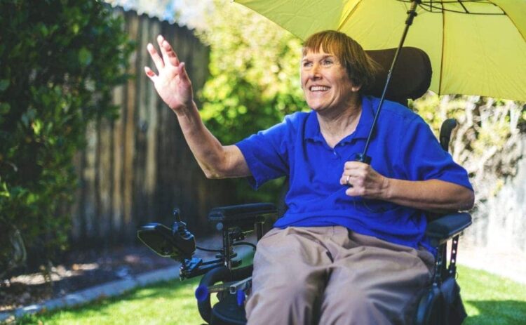 paciente con esclerosis multiple en silla de ruedas discapacidad