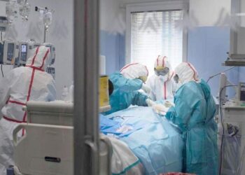 Paciente de Covid-19 ingresado, rodeado de médicos coronavirus