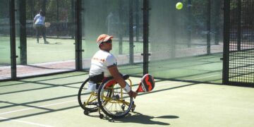 Jugador de pádel en silla de ruedas