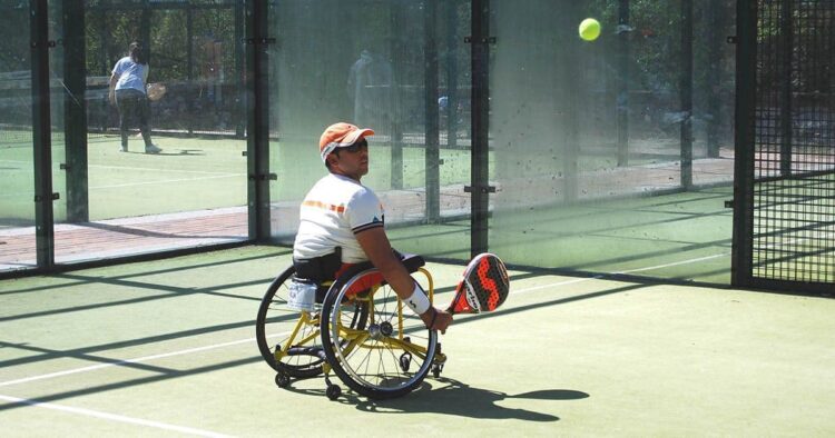 Jugador de pádel en silla de ruedas