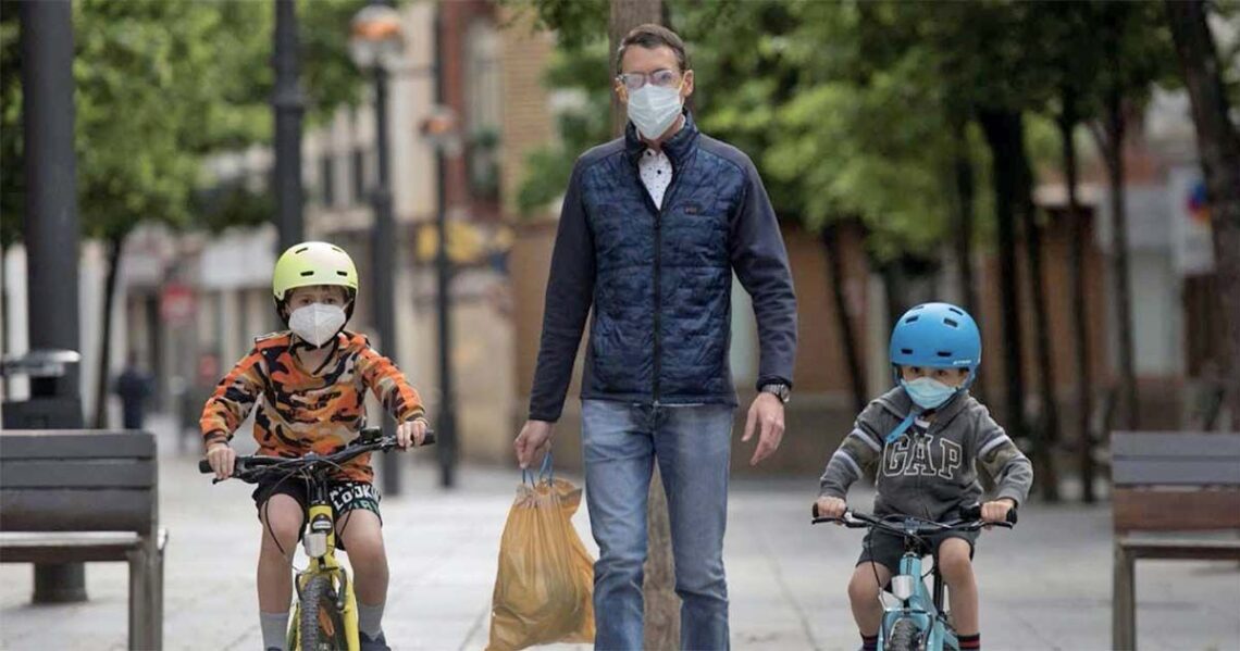 Padre con sus dos hijos dando un paseo en pleno confinamiento