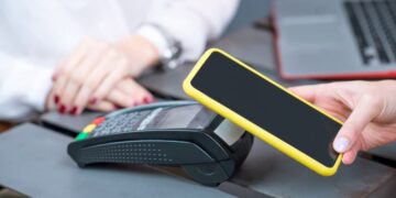 La OCU lanza unos consejos de seguridar para pagar con el móvil
