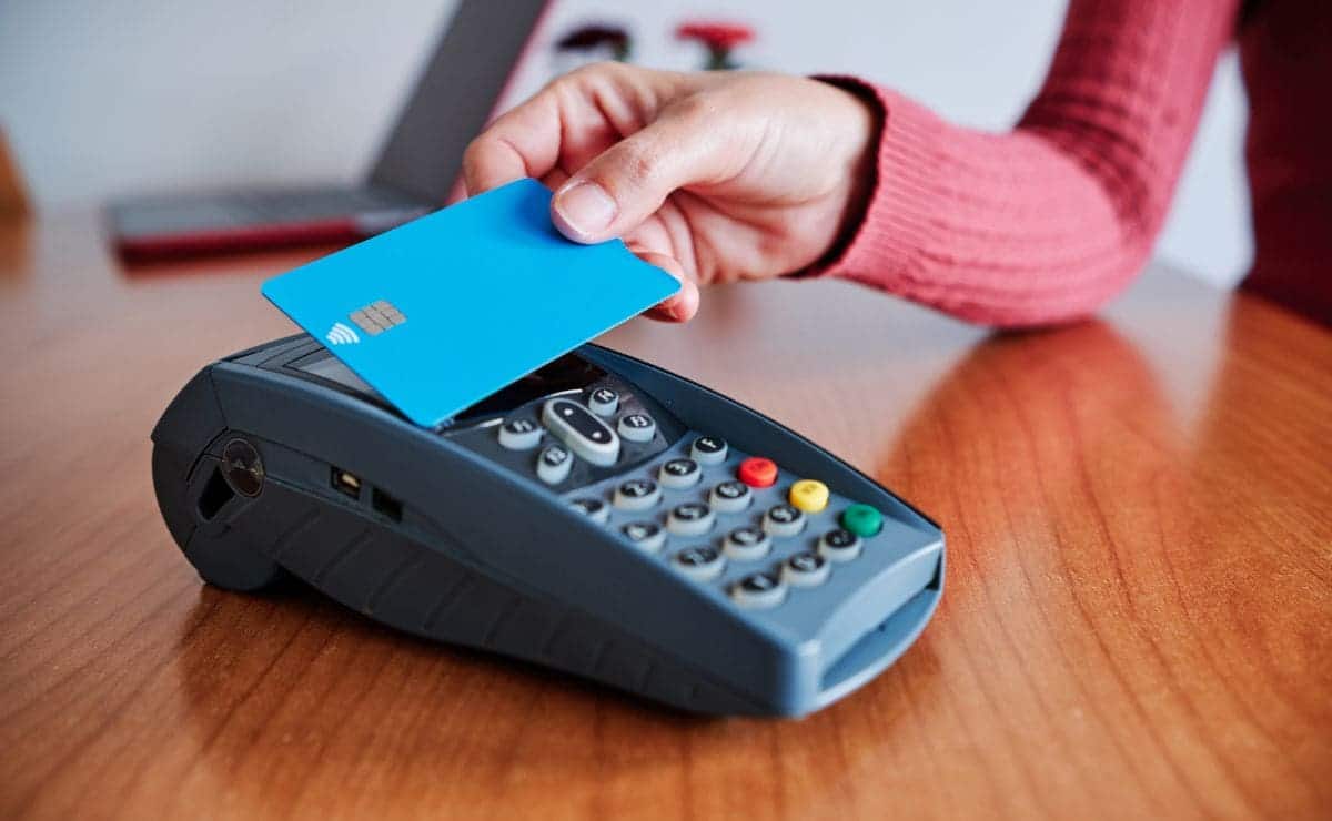 Persona pagando una compra con tarjeta de crédito