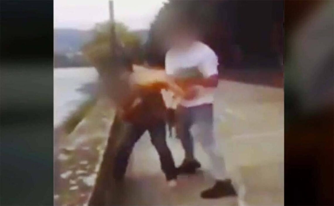 paliza niño con autismo en el paseo marítimo de Pontedeume