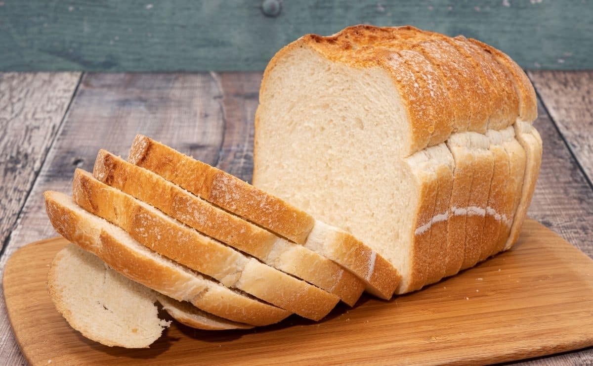 El pan blanco es uno de los alimentos que debes evitar a partir de los 50