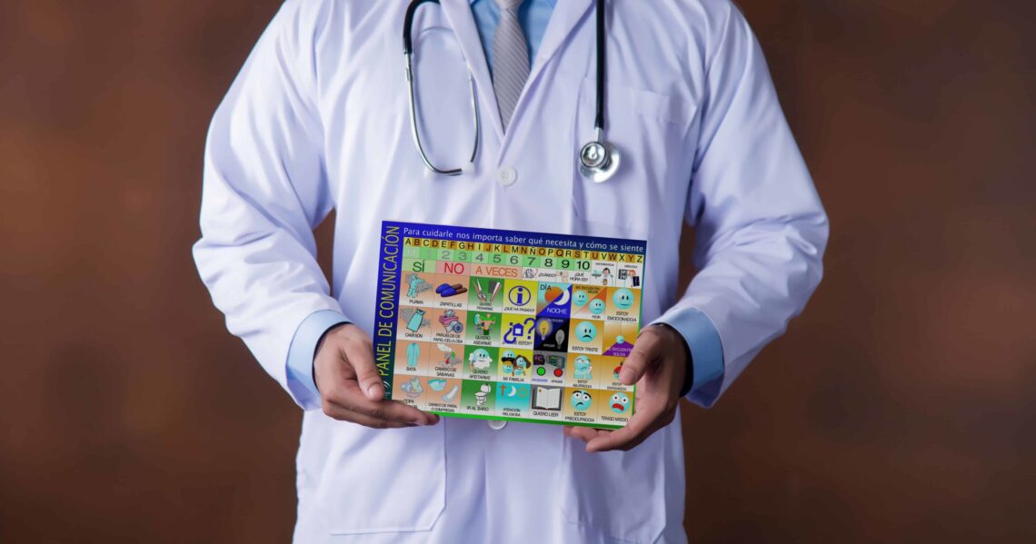 Medico con panel de comunicación