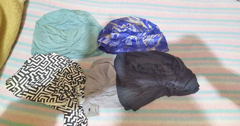 Regala los pañuelos oncológicos que vistió su madre antes de morir