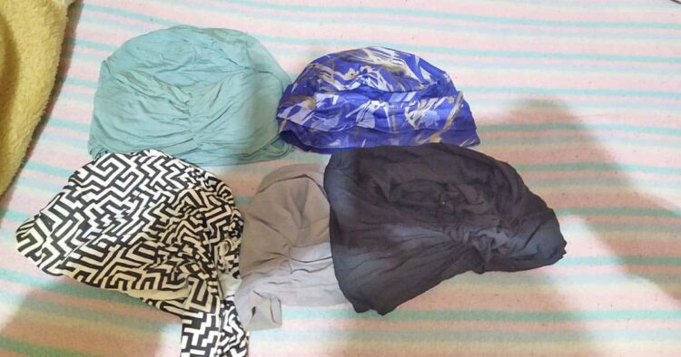 Regala los pañuelos oncológicos que vistió su madre antes de morir