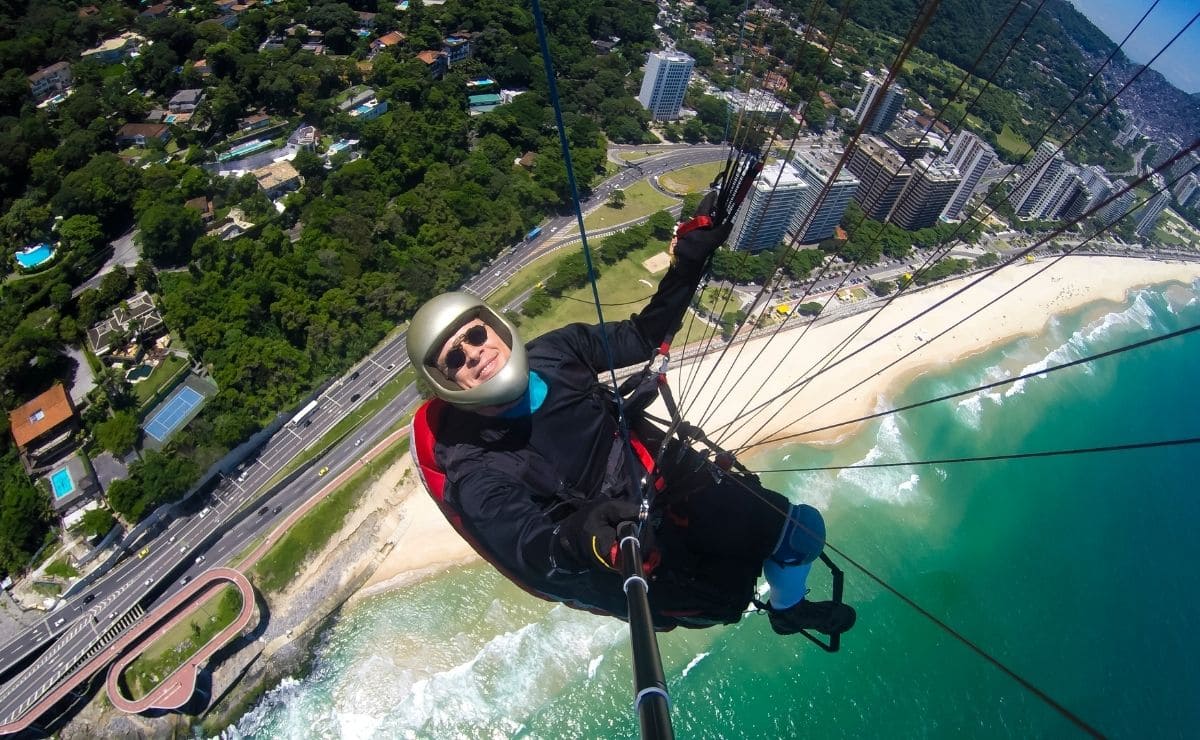 Persona con discapacidad realizando paracaidismo