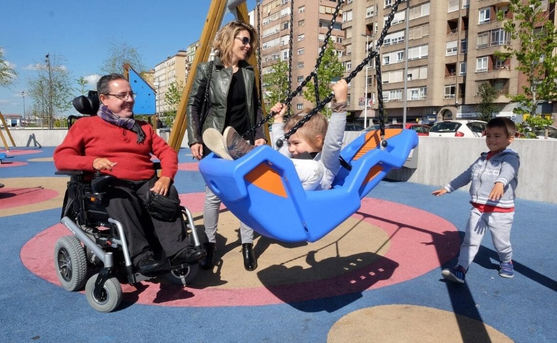 parque infantil accesibilidad persona silla de ruedas