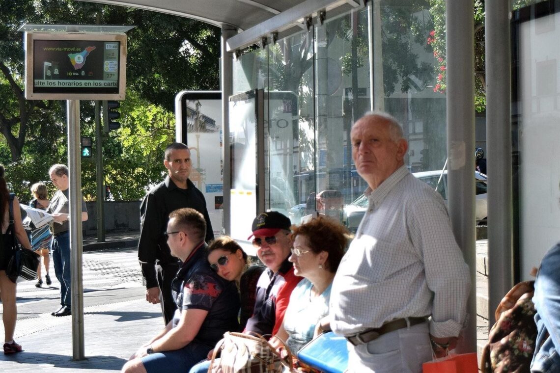 Personas esperando en la parada del autobús