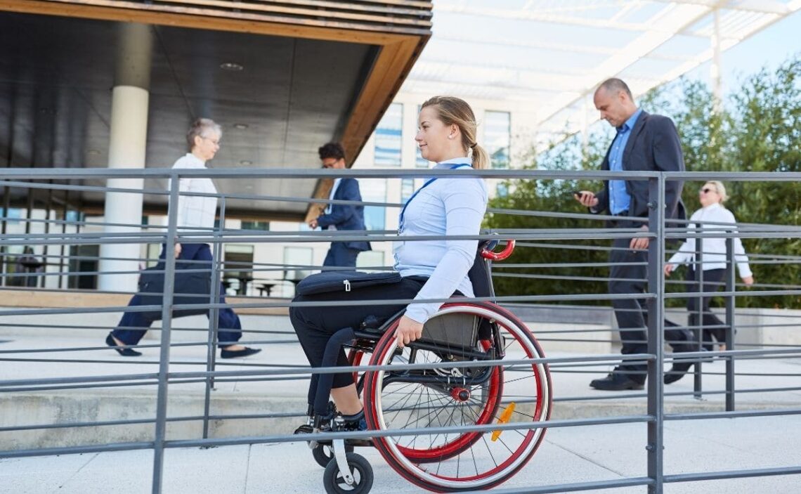 Los pasamanos son uno de los elementos que se deben de adecuar acorde a la nueva normativa de accesibilidad