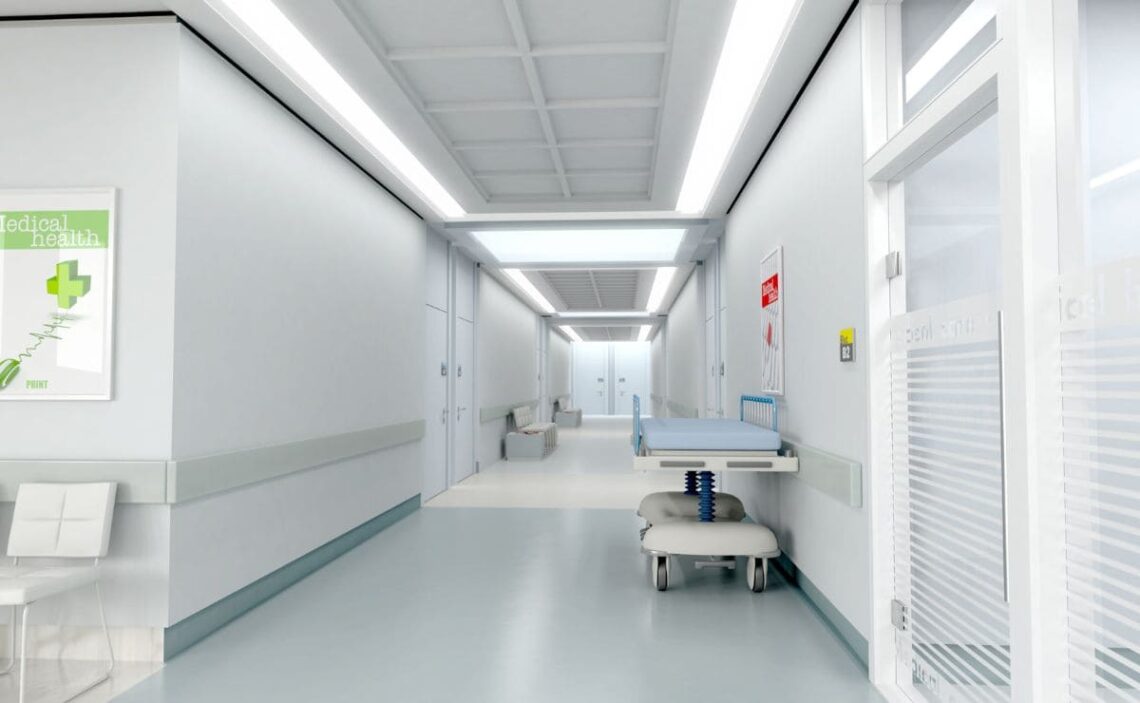 Una mujer de 85 años con discapacidad duerme en el pasillo de un hospital para estar junto a su hijo