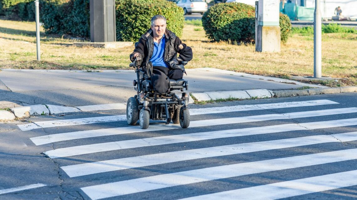 Así deben de ser los pasos de peatones para que sean accesibles para las personas con discapacidad