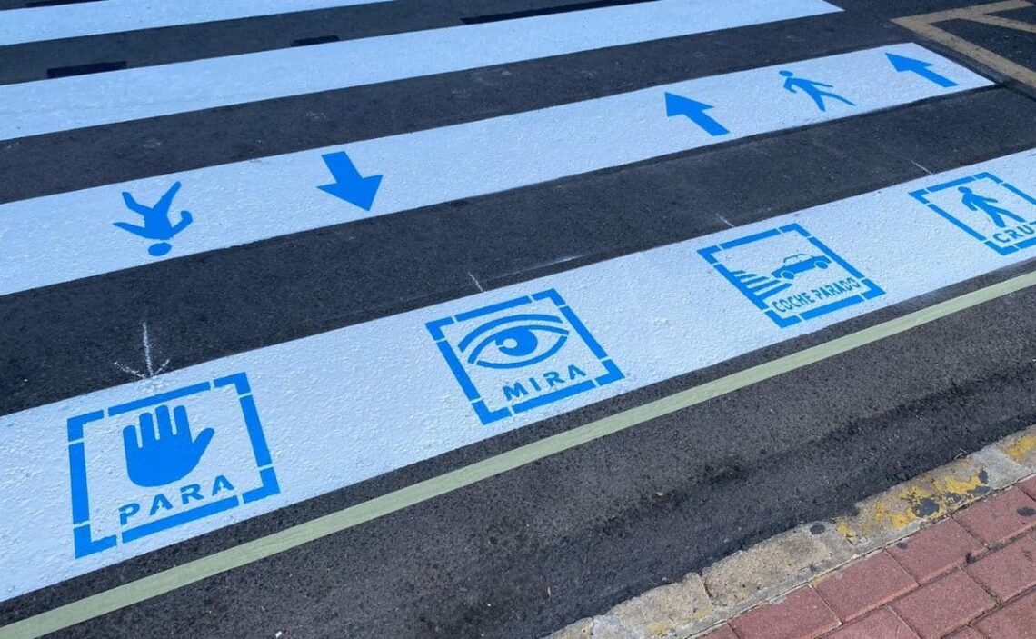 Accesibilidad: Alcalá de Guadaíra instala pictogramas en pasos de peatones