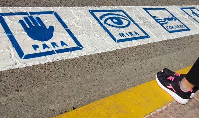 Accesibilidad: Alcalá de Guadaíra instala pictogramas en pasos de peatones 
