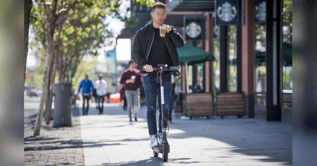 La DGT quiere proteger al peatón de los patinetes y similares