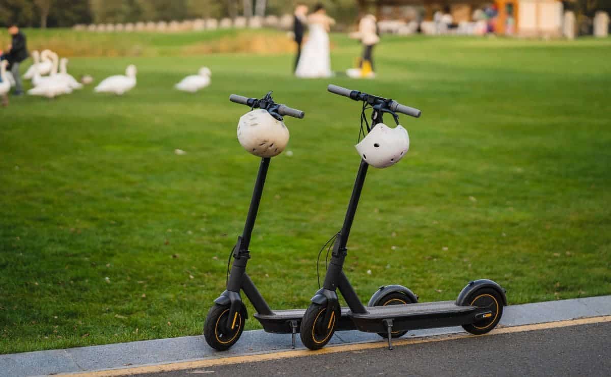 Es obligatorio usar el casco en el patinete eléctrico según DGT