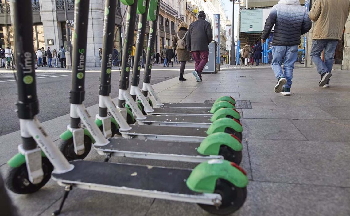 Patinetes eléctricos aparcado en la acera