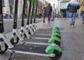 Patinetes eléctricos aparcado en la acera
