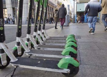 Patinetes eléctricos aparcado en la acera