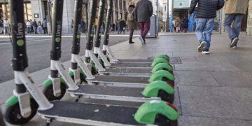 Patinetes eléctricos aparcado en la acera