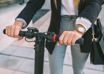 ¡Cuidado! Esta es la sanción que podrías recibir si conduces tu patinete con auriculares