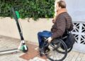 Persona con discapacidad ante un patinete eléctrico, una nueva barrera seguridad vial