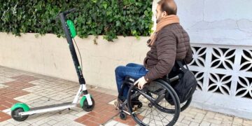 Persona con discapacidad ante un patinete eléctrico, una nueva barrera seguridad vial