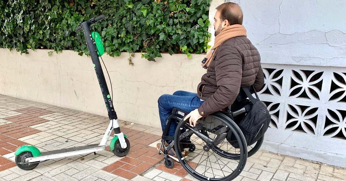 Persona con discapacidad ante un patinete eléctrico, una nueva barrera seguridad vial