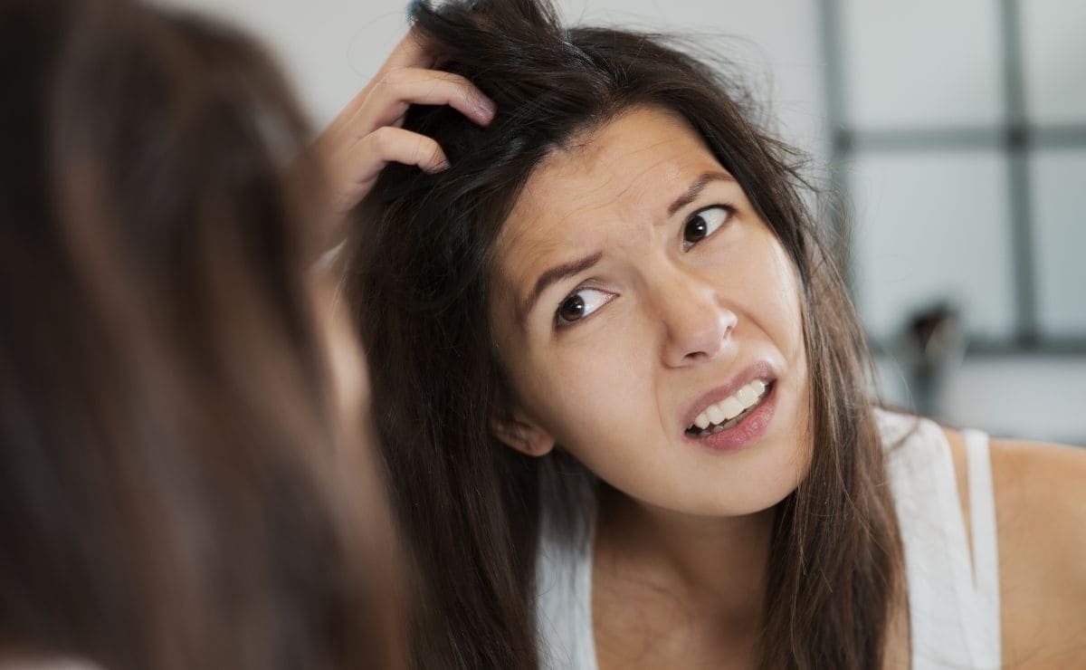 pelo con caspa mujer