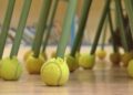 Pelotas de tenis colocadas en las sillas y mesas para ayudar a niños con autismo
