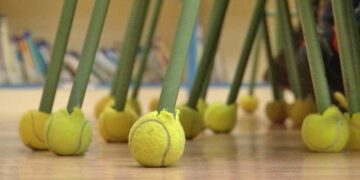 Pelotas de tenis colocadas en las sillas y mesas para ayudar a niños con autismo