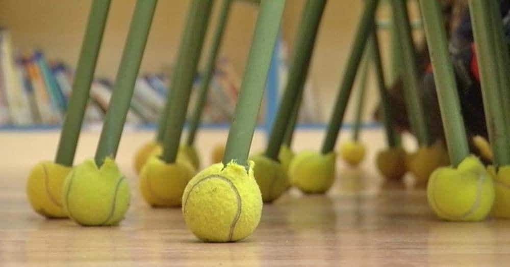 Pelotas de tenis colocadas en las sillas y mesas para ayudar a niños con autismo