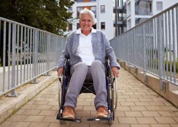Persona en silla de ruedas con discapacidad física