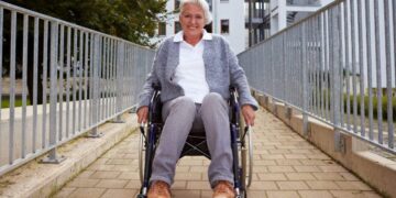 Persona en silla de ruedas con discapacidad física
