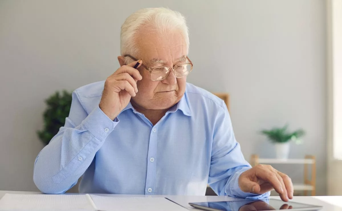 Persona mayor que recibe la pensión no contributiva de jubilación | CANVA