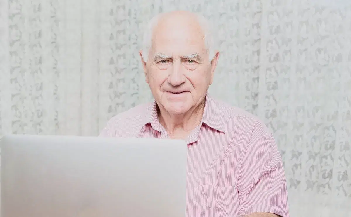 Persona mayor que recibe la pensión no contributiva de jubilación