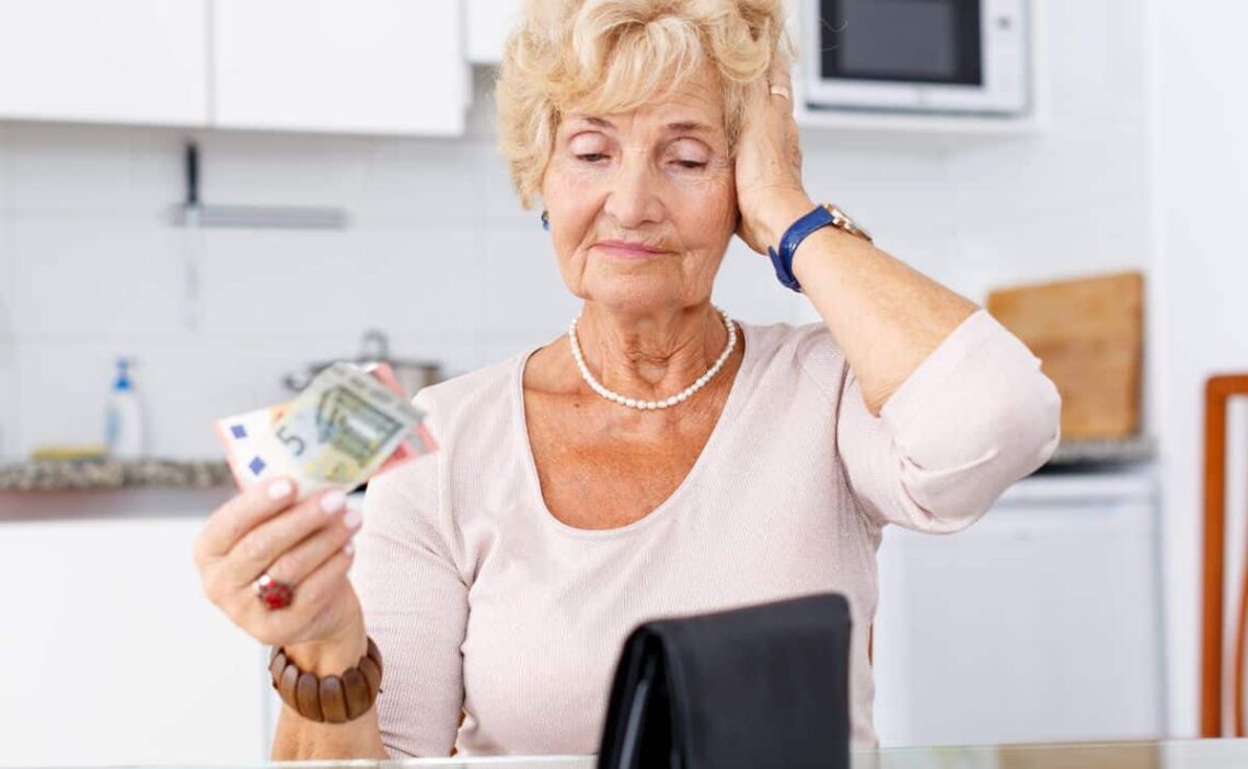 Mujer pensionista con dinero de la paga extra de verano