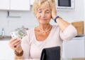 Mujer pensionista con dinero de la paga extra de verano