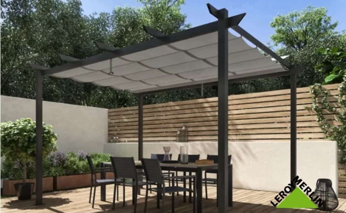 La pérgola de Leroy Merlín tiene una estructura fuerte y un techo impermeable
